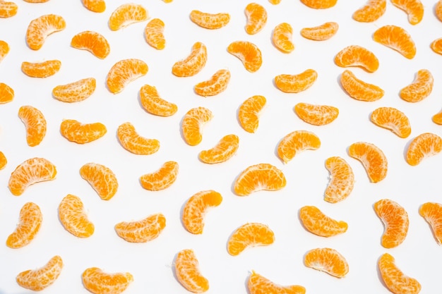 Segments orange sur blanc