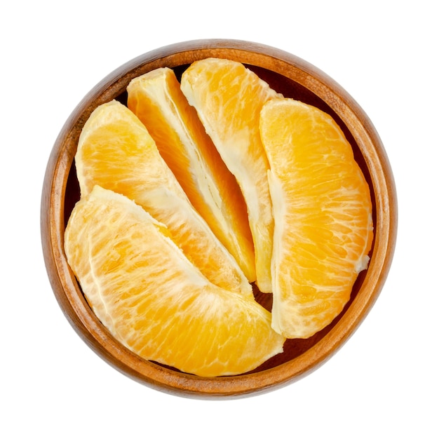 Segments d'orange dans un bol en bois