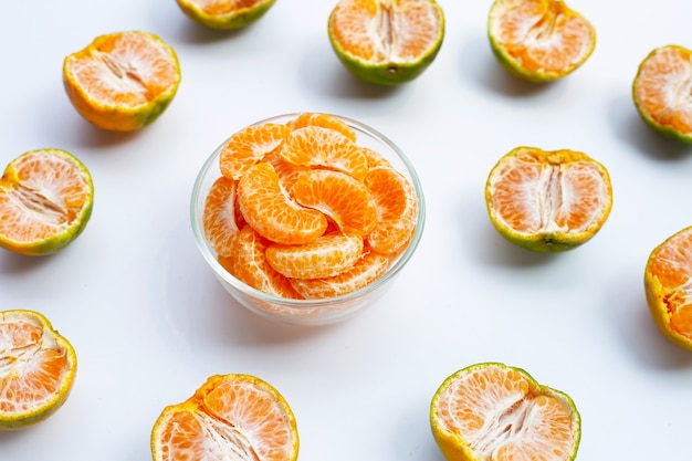 Segments orange sur surface blanche