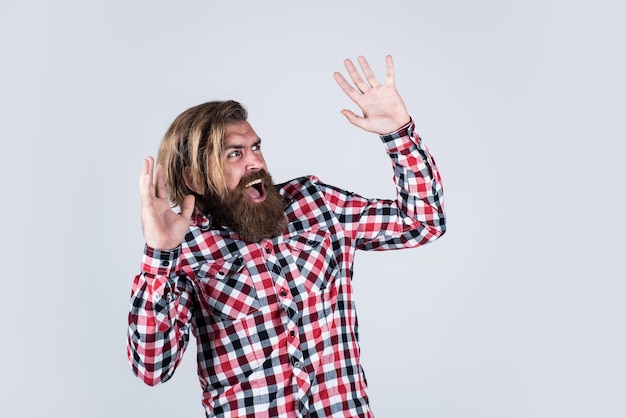 Seigneur, pas ça. homme brutal effrayé. soins de coiffeur masculin. soin des cheveux et de la barbe. hipster mature avec barbe. type caucasien brutal avec moustache. homme barbu porte une chemise à carreaux.