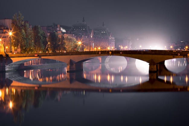 Seine de nuit à Paris France