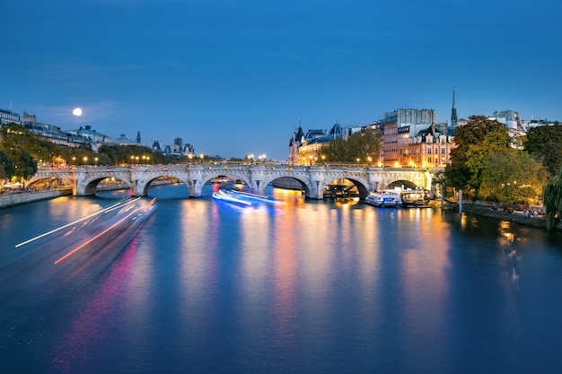 Photo la seine à paris la nuit