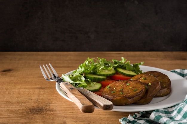 Photo seitan aux légumes sur l'espace de copie de table en bois. fausse viande