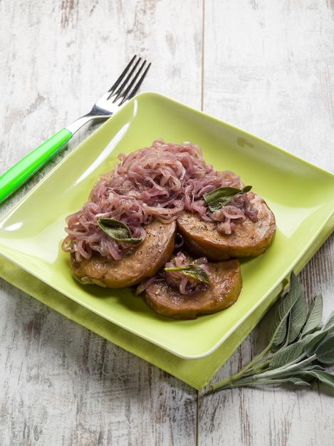 Seitan aux oignons et à la sauge