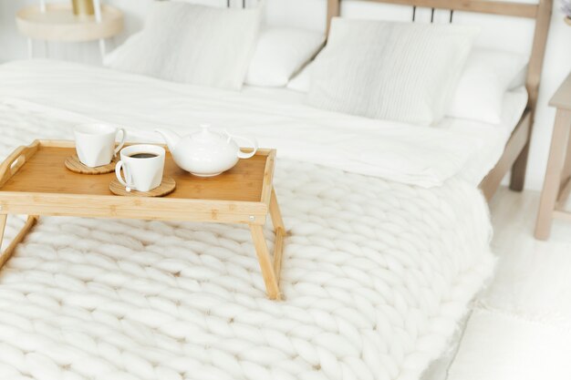 séjour confortable à la maison petit-déjeuner de style scandinave au lit