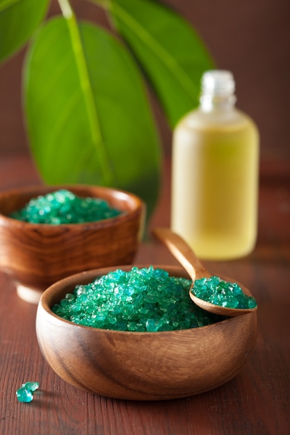 Sel aux herbes vertes pour un bain spa sain