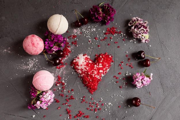 Sel de bain en forme de coeur et éléments décoratifs