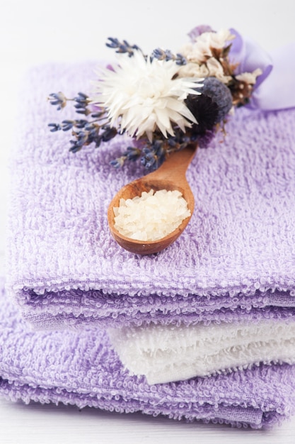 Sel de bain, serviettes violettes