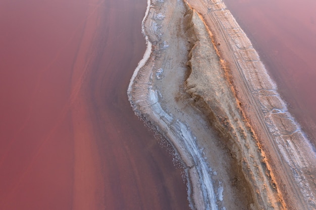 Sel blanc sur les rives de l'île à Pink Island