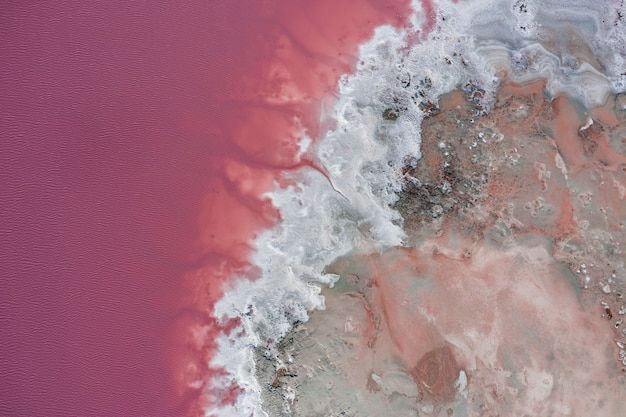 Sel blanc sur les rives de l'île en rose