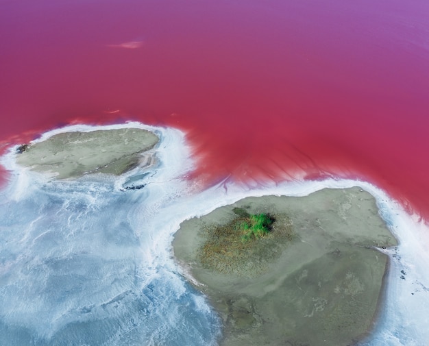 Sel blanc sur les rives d'une île