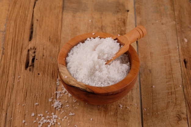 sel de cristal dans un bol en bois. minéraux fer, soufre, magnésium, calcium et potassium. garam putih