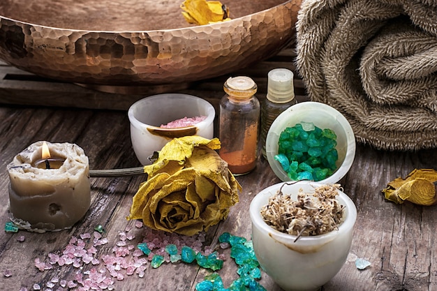 Photo sel de mer et accessoires pour des séances de spa revigorantes