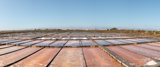 Sel de mer dans les piscines d'évaporation aux tons pastel