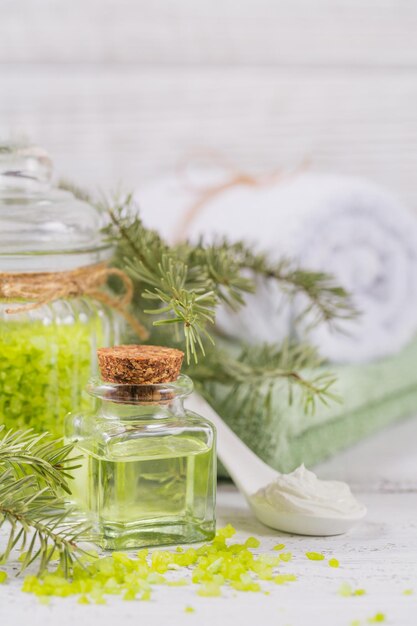 Sel de mer à l'huile cosmétique naturelle et masque facial bio à l'extrait de conifère