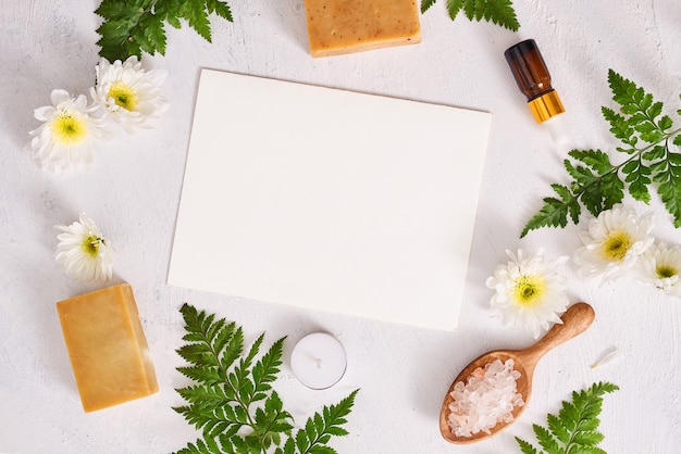 Sel de salle de bain, savon et huile aromatique pour spa sur fond blanc vue de dessus maquette