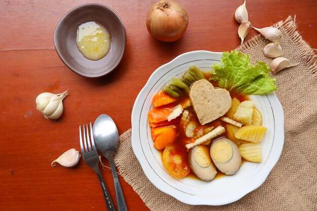 Photo le selat solo est une salade traditionnelle indonésienne faite à partir d'œufs durs, de pois chiches, de carottes, de hachis et de laitue.