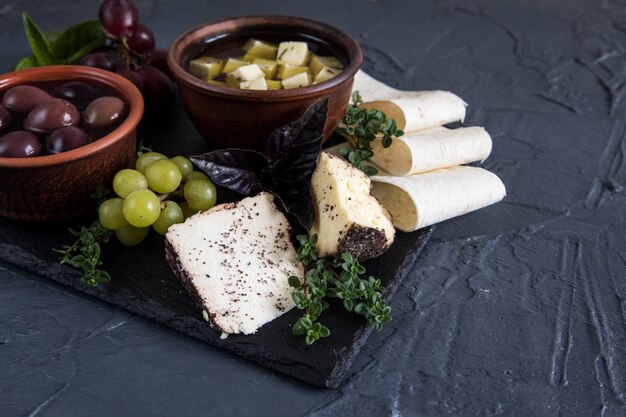 Sélection D'apéritif Au Fromage. Variété De Fromage, Pain, Baguette, Raisins, Olives