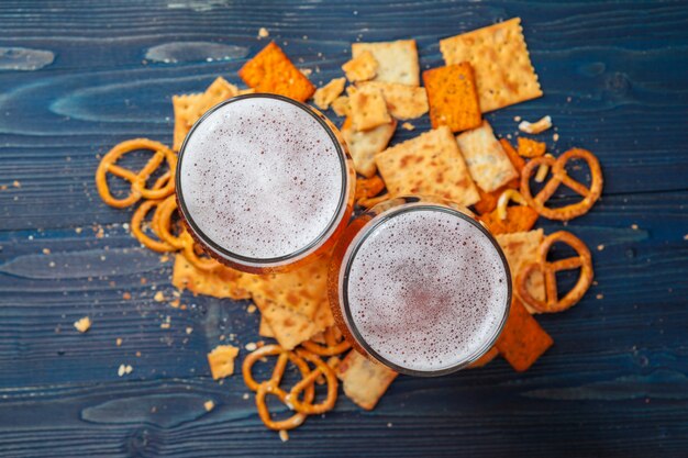 Photo une sélection de bières et snacks sur bois