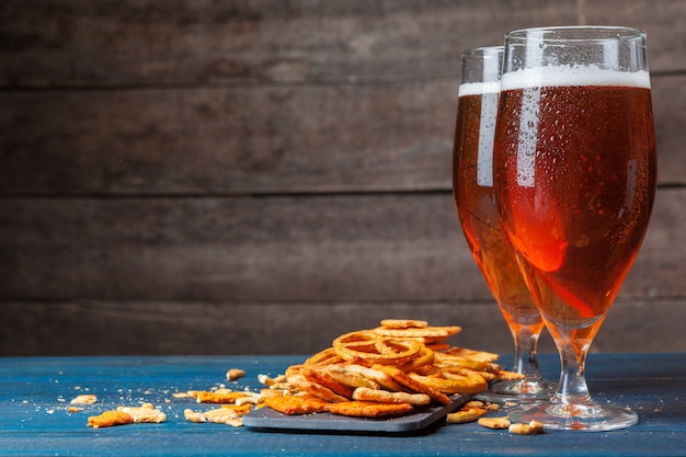 Une sélection de bières et de snacks sur bois