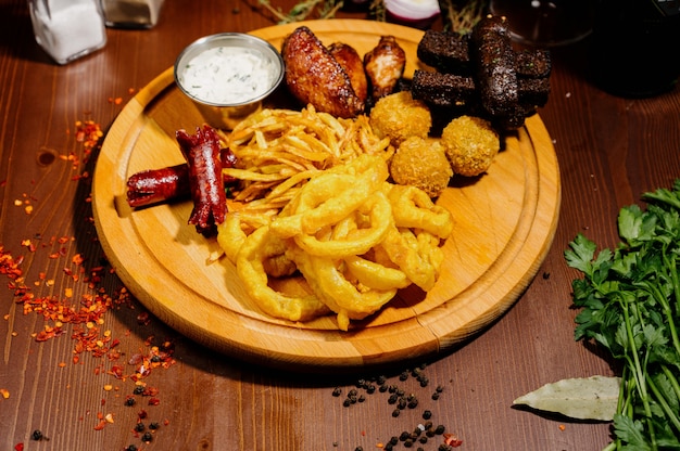 Sélection De Bières Et Snacks. Chips, Poisson, Saucisses à La Bière Sur La Table