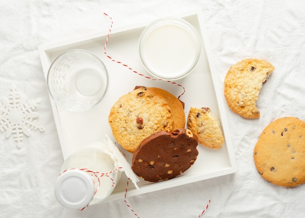 Sélection de biscuits maison et de lait sur un plateau en bois