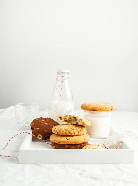 Sélection de biscuits maison et de lait sur un plateau en bois