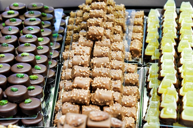 Sélection de bonbons au chocolat suisse à la pistache, aux noix et au cédrat