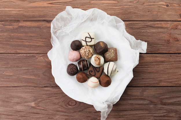 Sélection de chocolat vue du dessus sur une assiette