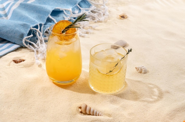 Sélection de cocktails alcoolisés d'été sur un plateau en osier sur la plage de sable blanc Concept de vacances et de voyage en mer d'été Boissons d'été exotiques