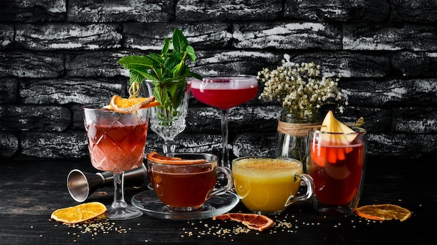 Une sélection de cocktails chauds Boissons d'hiver Vin chaud Sur un fond en bois noir Vue de dessus Espace de copie gratuit