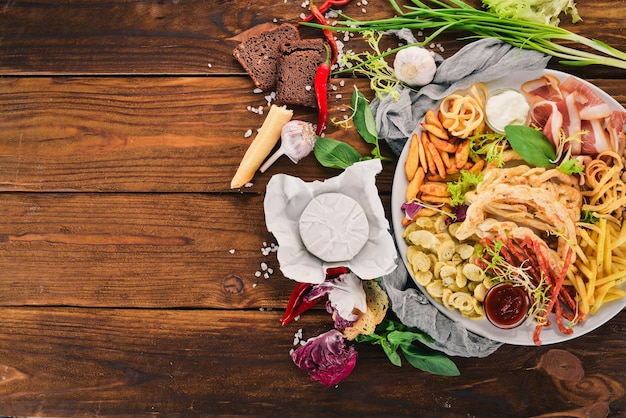 Une sélection de collations pour la bière Fromage à la saucisse Chips Vue de dessus Sur un fond en bois Espace de copie