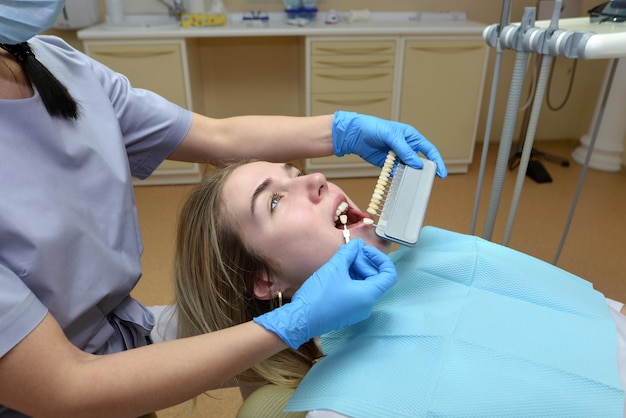 Sélection de la couleur des dents au cabinet dentaire