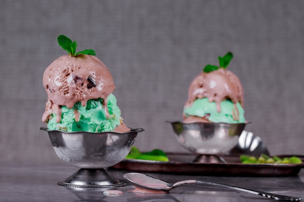 Photo sélection de cuillerées de glace à la pistache et au chocolat avec décorations