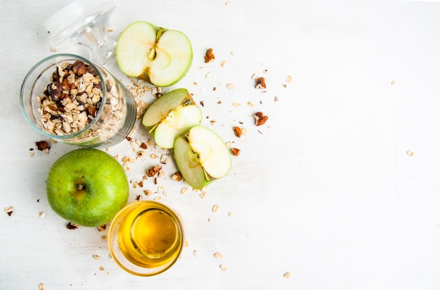 Sélection d'ingrédients pour la cuisson du crumble aux pommes d'automne traditionnel, copie espace, vue de dessus