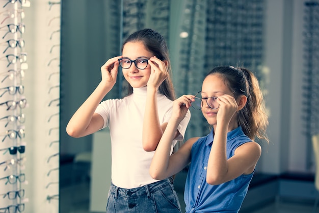 Sélection de lunettes dans la boutique de lunettes pour la correction de la vue