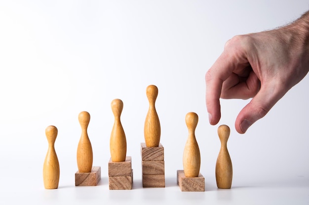 Sélection à la main d'une figure en bois Concept de leadership d'entreprise