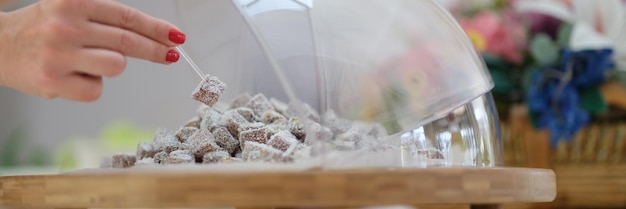 Photo sélection manuelle de délice turc avec noix de coco et pistaches sur table