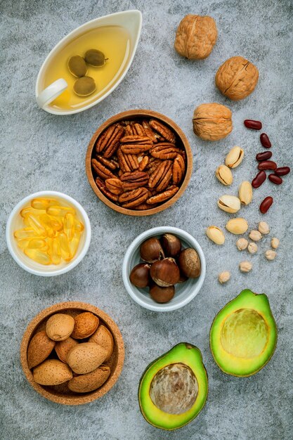 Photo sélection de sources alimentaires d'oméga-3 et de graisses insaturées superaliments riches en oméga-4 et en graisses insatisfaites pour une alimentation saine amandes noix de noix noix huile d'olive huile de poisson et avocado