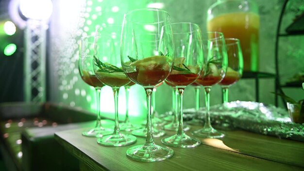 Une sélection variée de cocktails et de collations au buffet lors de la soirée au néon vert