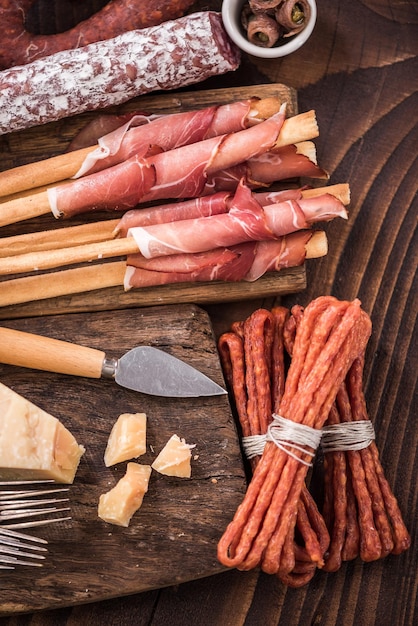 Sélection de viande espagnole sur une table en bois