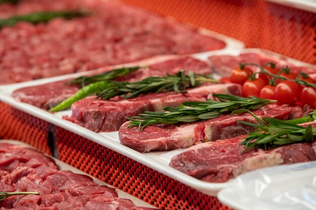 Sélection de viandes de qualité dans une boucherie Différents types de viandes fraîches sont exposés Assortiment de viandes