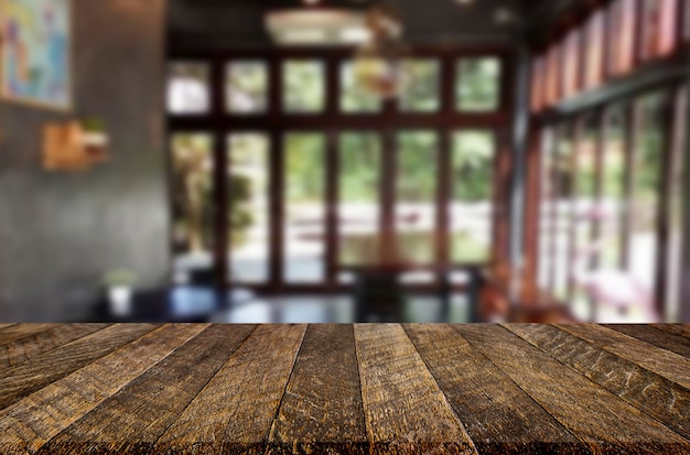 Sélectionné vide table en bois brun et café ou restaurant flou fond