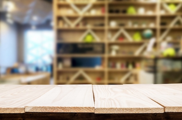 Sélectionné vide table en bois brun et café ou restaurant flou fond