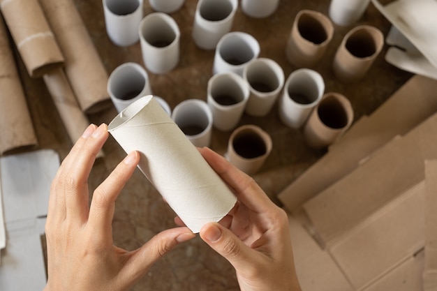 Sélectionnez la mise au point dans les mains de la femme tenant du carton, concept de recyclage, arrière-plan en carton, espace de copie