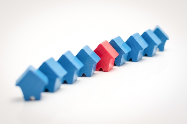 Photo sélectionnez l'une de toutes - une pas comme les autres, une maison rouge différente entre d'autres maisons bleues