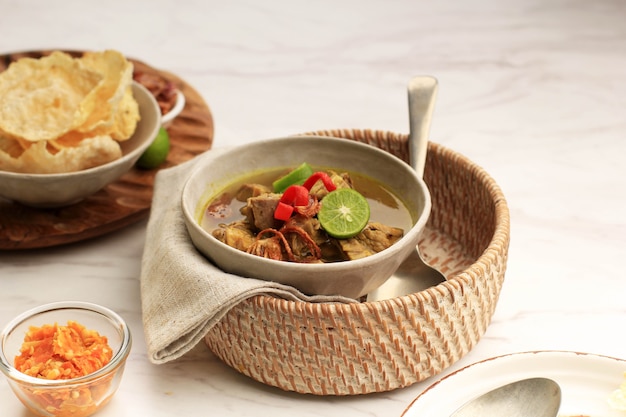 Selective Focus Soto Sapi ou Soto Daging, est une soupe spéciale indonésienne. Ce plat à base de bouillon de boeuf avec escalope de viande. Servi sur bol en céramique. Menu populaire pour Idul Adha