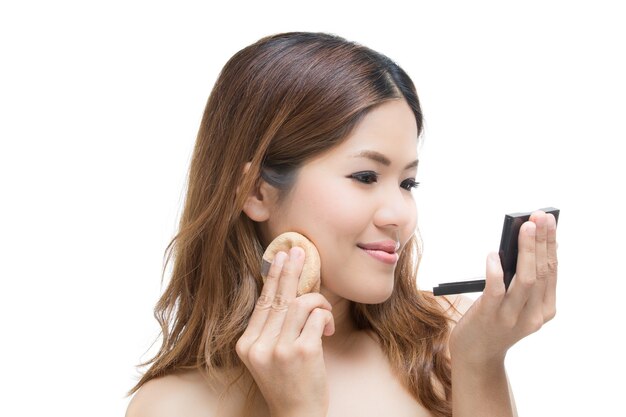 Self maquillage femme asiatique isolée sur whtie