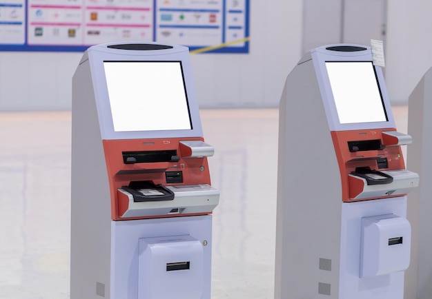 Self-service à écran blanc ou machines automatiques d'enregistrement à l'aéroport