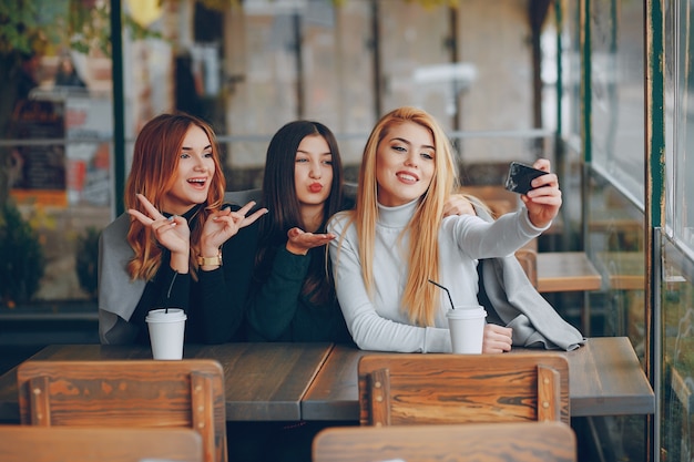 Selfie, bonheur, fond marron, amusement